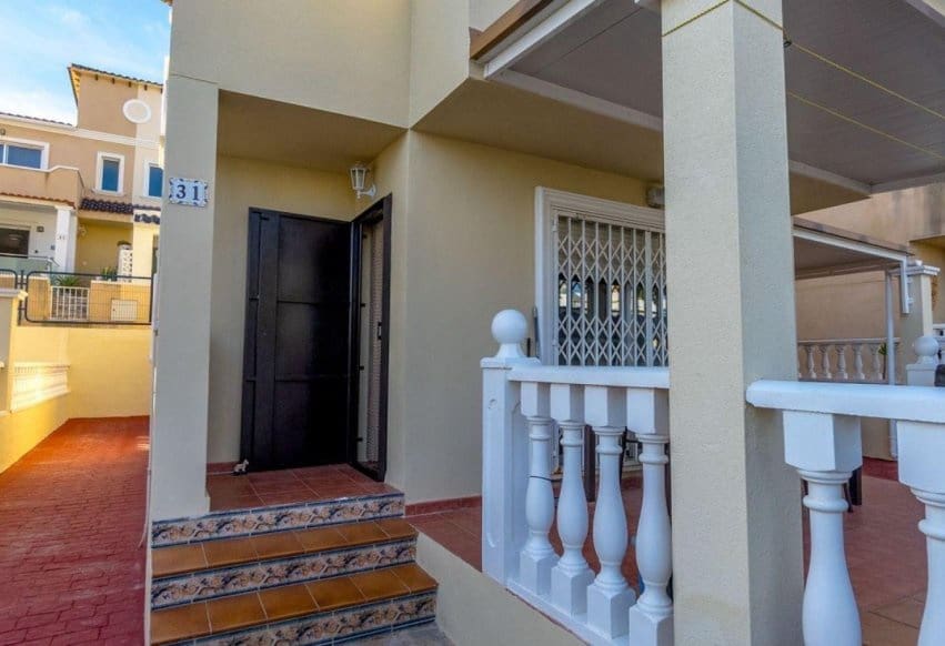 3 Zimmer Villa zu verkaufen in Villamartin mit Pool - 345.000 € (Ref: 9293658)