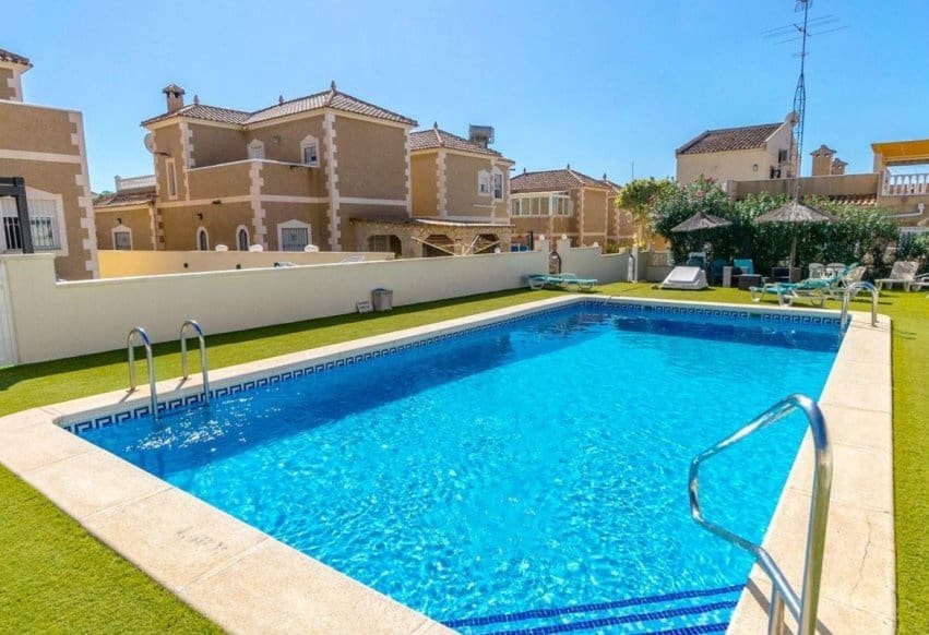 3 Zimmer Villa zu verkaufen in Villamartin mit Pool - 345.000 € (Ref: 9293658)