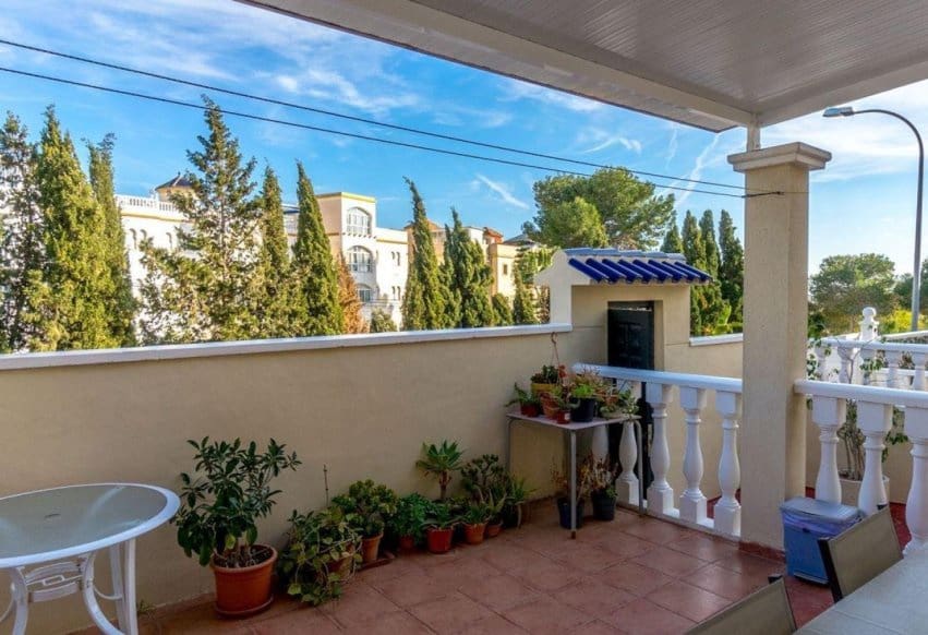 3 Zimmer Villa zu verkaufen in Villamartin mit Pool - 345.000 € (Ref: 9293658)