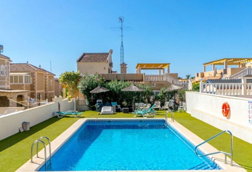 3 Zimmer Villa zu verkaufen in Villamartin mit Pool - 345.000 € (Ref: 9293658)