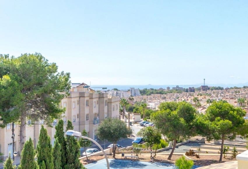 3 Zimmer Villa zu verkaufen in Villamartin mit Pool - 345.000 € (Ref: 9293658)