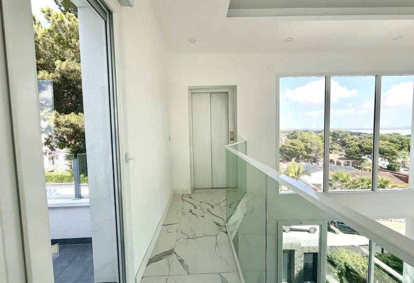 6 quarto Moradia para venda em Torrevieja com piscina - 1 050 000 € (Ref: 9293677)