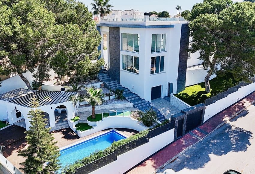 6 quarto Moradia para venda em Torrevieja com piscina - 1 050 000 € (Ref: 9293677)