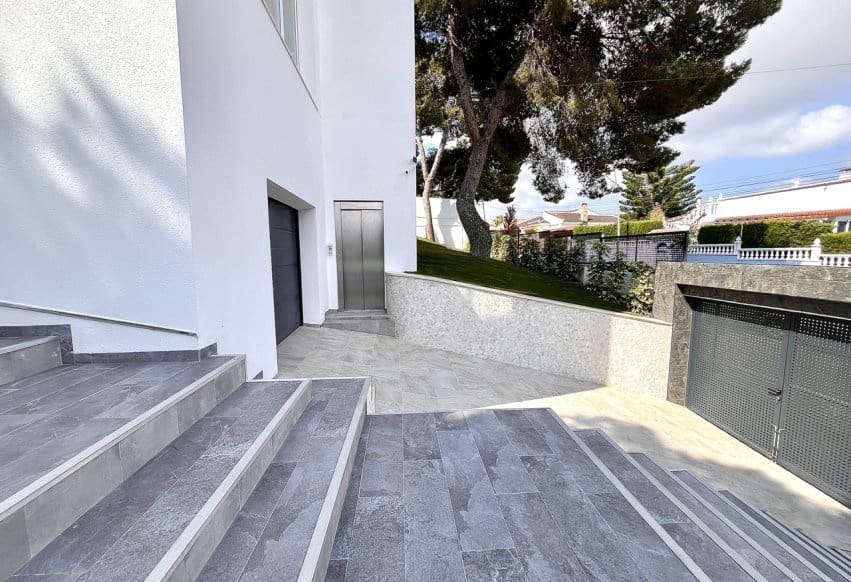 6 quarto Moradia para venda em Torrevieja com piscina - 1 050 000 € (Ref: 9293677)