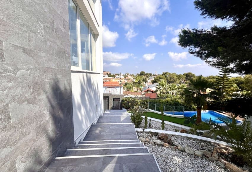 6 quarto Moradia para venda em Torrevieja com piscina - 1 050 000 € (Ref: 9293677)