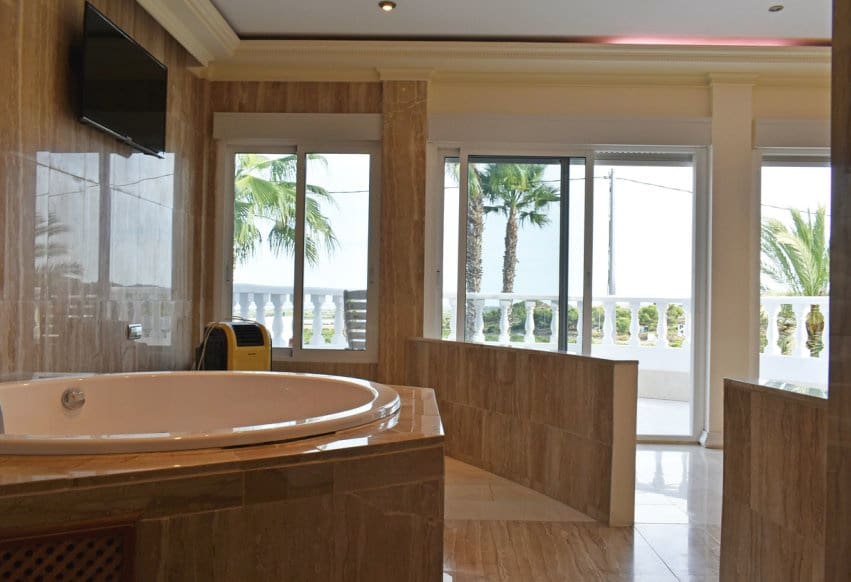 5 bedroom Villa for sale in Torremendo with pool - € 495,000 (Ref: 9293681)