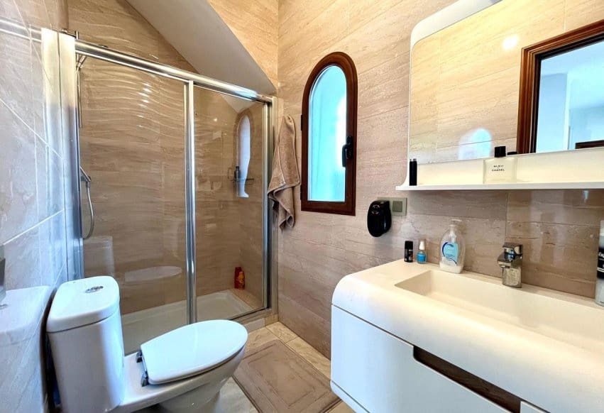 Chalet de 4 habitaciones en Villamartin en venta con piscina - 810.000 € (Ref: 9293683)