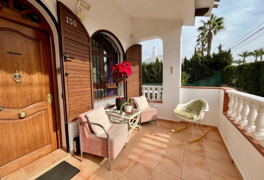 Chalet de 4 habitaciones en Villamartin en venta con piscina - 810.000 € (Ref: 9293683)