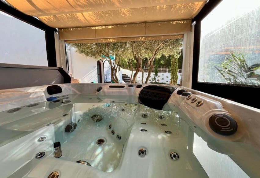 Chalet de 4 habitaciones en Villamartin en venta con piscina - 810.000 € (Ref: 9293683)