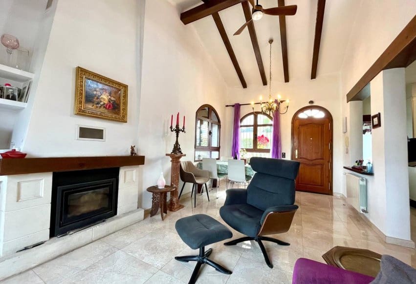 Chalet de 4 habitaciones en Villamartin en venta con piscina - 810.000 € (Ref: 9293683)