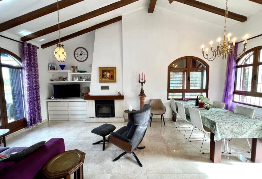 Chalet de 4 habitaciones en Villamartin en venta con piscina - 810.000 € (Ref: 9293683)