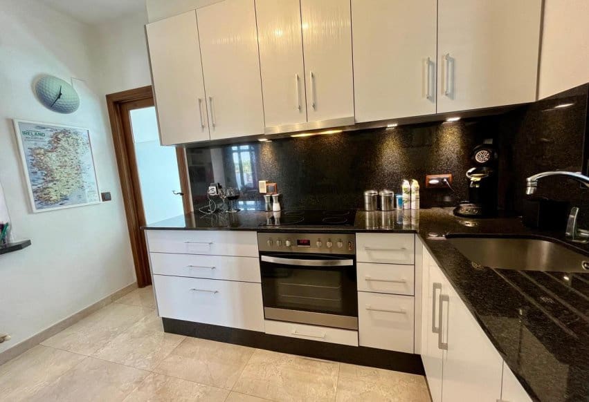 Chalet de 4 habitaciones en Villamartin en venta con piscina - 810.000 € (Ref: 9293683)