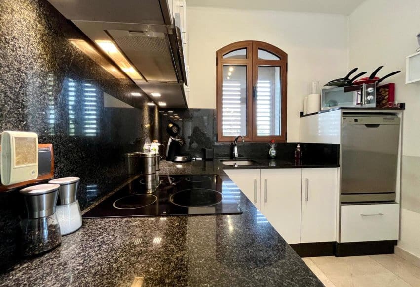 Chalet de 4 habitaciones en Villamartin en venta con piscina - 810.000 € (Ref: 9293683)