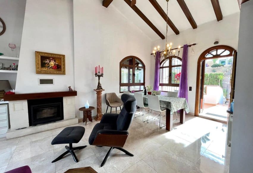 Chalet de 4 habitaciones en Villamartin en venta con piscina - 810.000 € (Ref: 9293683)