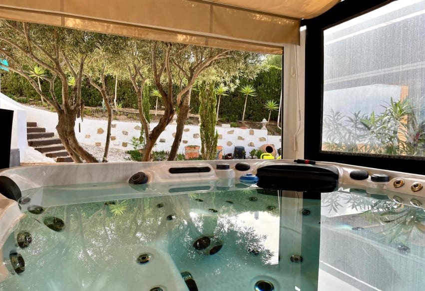 Chalet de 4 habitaciones en Villamartin en venta con piscina - 810.000 € (Ref: 9293683)