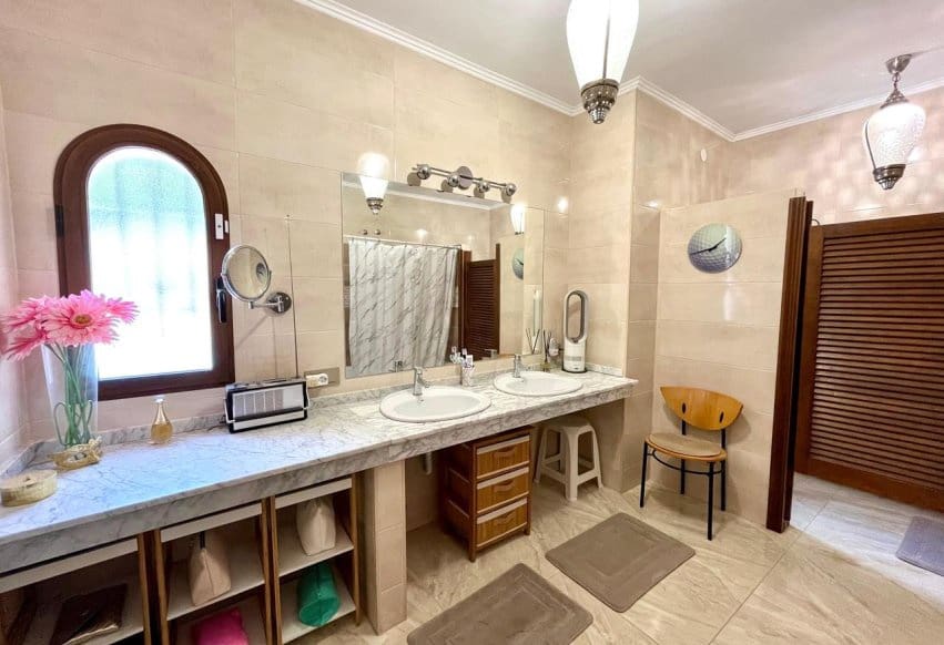 Chalet de 4 habitaciones en Villamartin en venta con piscina - 810.000 € (Ref: 9293683)