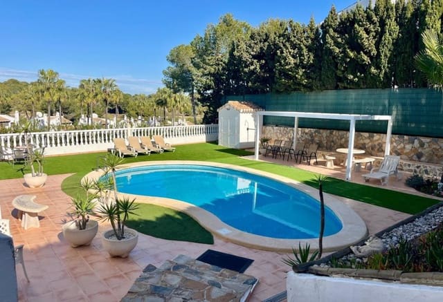 Chalet de 4 habitaciones en Villamartin, Orihuela en venta con piscina - 810.000 € (Ref: 9293683)