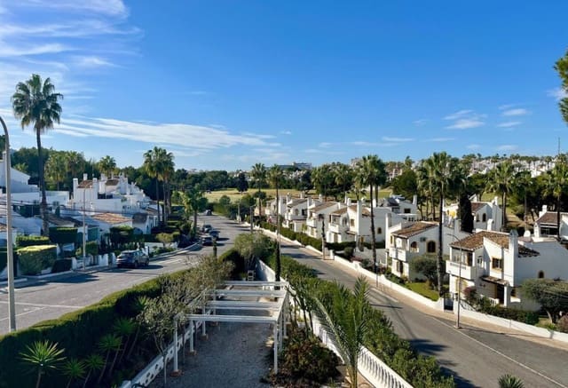 Chalet de 4 habitaciones en Villamartin, Orihuela en venta con piscina - 810.000 € (Ref: 9293683)