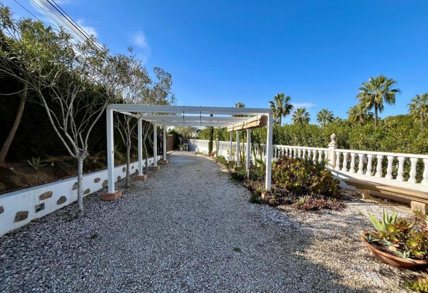 Chalet de 4 habitaciones en Villamartin en venta con piscina - 810.000 € (Ref: 9293683)