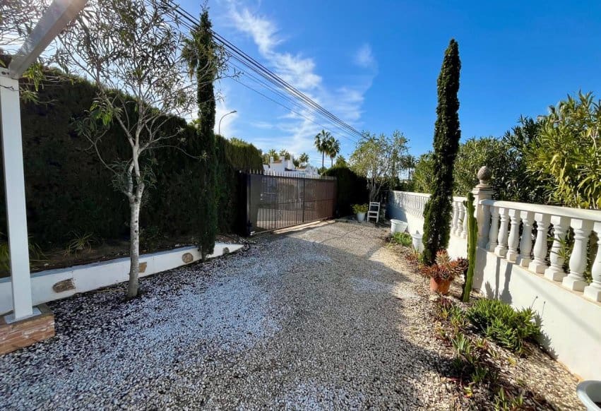 Chalet de 4 habitaciones en Villamartin en venta con piscina - 810.000 € (Ref: 9293683)