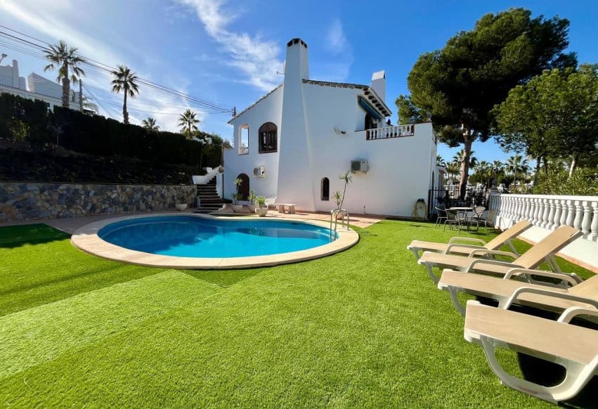 Chalet de 4 habitaciones en Villamartin en venta con piscina - 810.000 € (Ref: 9293683)