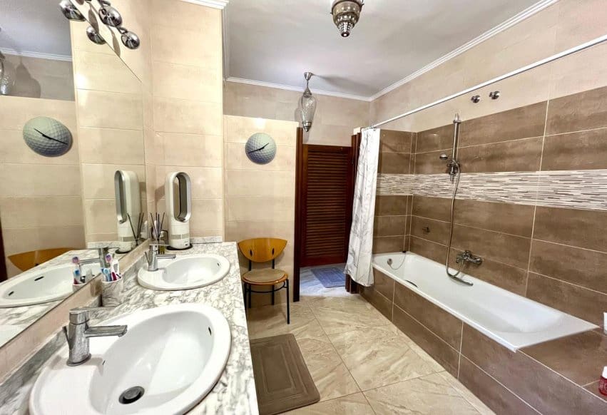 Chalet de 4 habitaciones en Villamartin en venta con piscina - 810.000 € (Ref: 9293683)