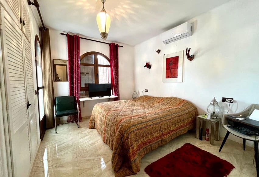 Chalet de 4 habitaciones en Villamartin en venta con piscina - 810.000 € (Ref: 9293683)