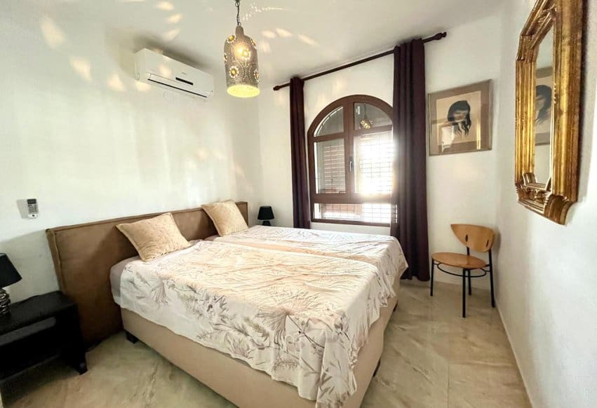 Chalet de 4 habitaciones en Villamartin en venta con piscina - 810.000 € (Ref: 9293683)