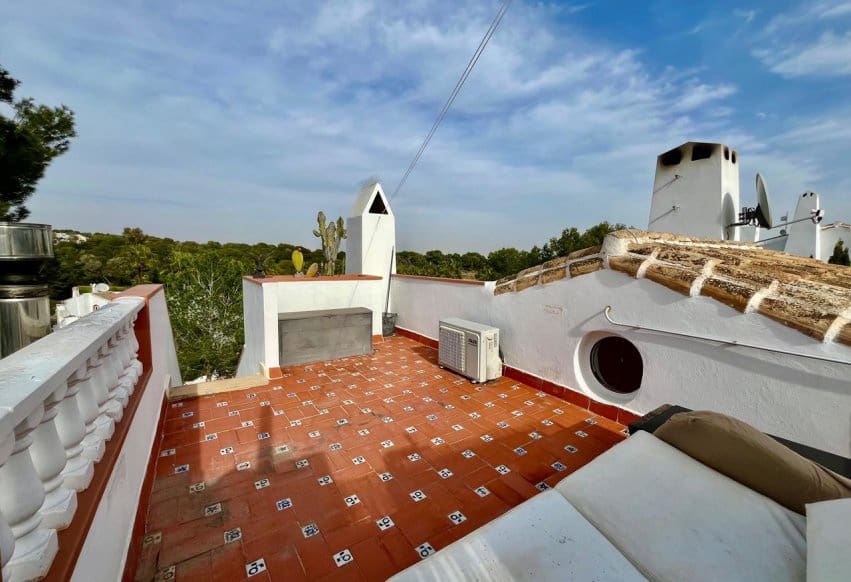 Chalet de 4 habitaciones en Villamartin en venta con piscina - 810.000 € (Ref: 9293683)