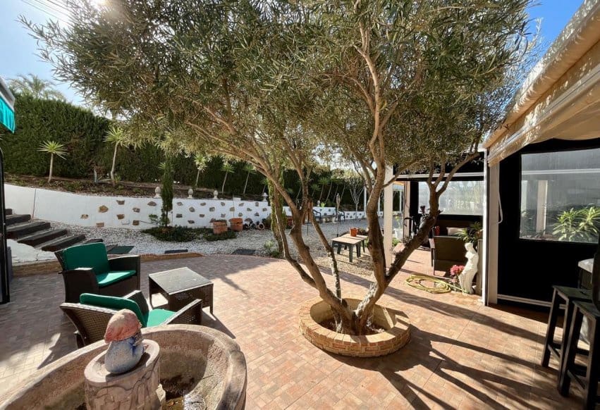 Chalet de 4 habitaciones en Villamartin en venta con piscina - 810.000 € (Ref: 9293683)