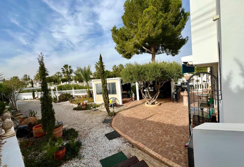 Chalet de 4 habitaciones en Villamartin en venta con piscina - 810.000 € (Ref: 9293683)