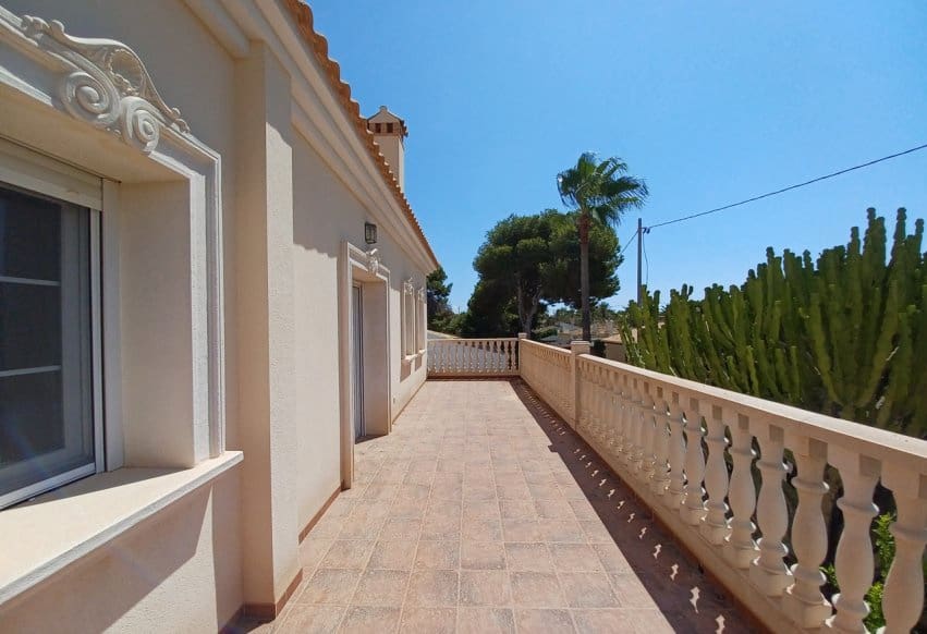 5 bedroom Villa for sale in Cabo Roig with pool - € 910,000 (Ref: 9293689)