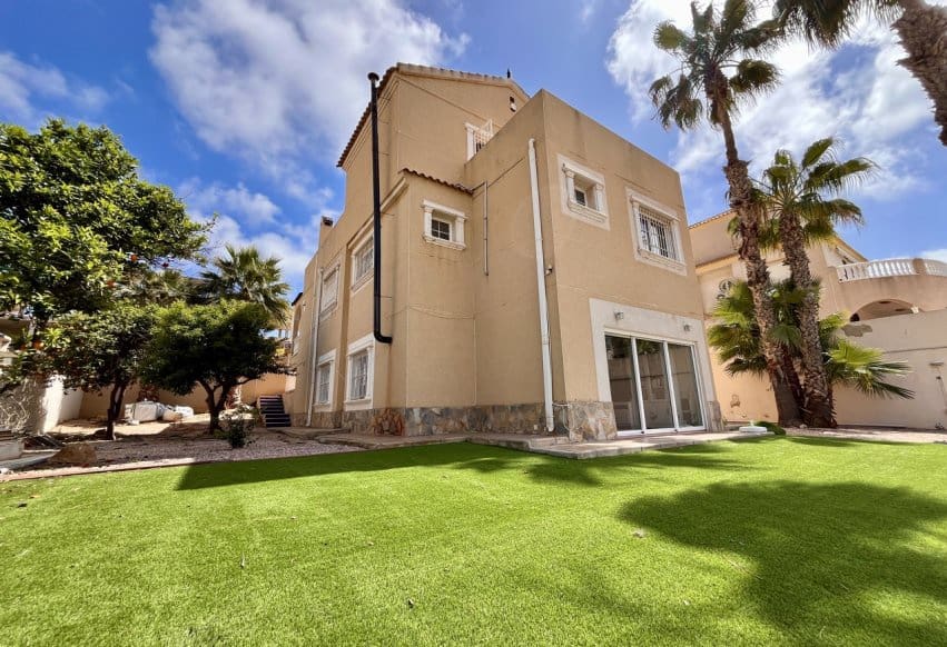 5 soveværelse Villa til salg i La Zenia med swimmingpool - € 600.000 (Ref: 9293690)
