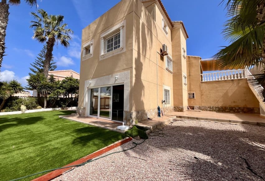 5 soveværelse Villa til salg i La Zenia med swimmingpool - € 600.000 (Ref: 9293690)