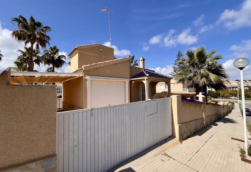 5 soveværelse Villa til salg i La Zenia med swimmingpool - € 600.000 (Ref: 9293690)
