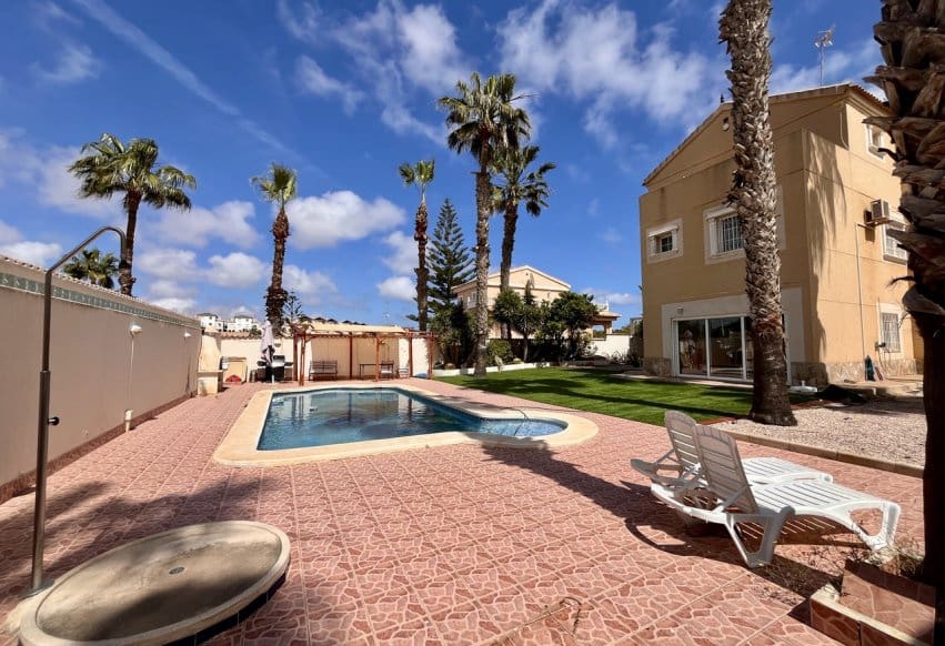 5 soveværelse Villa til salg i La Zenia med swimmingpool - € 600.000 (Ref: 9293690)