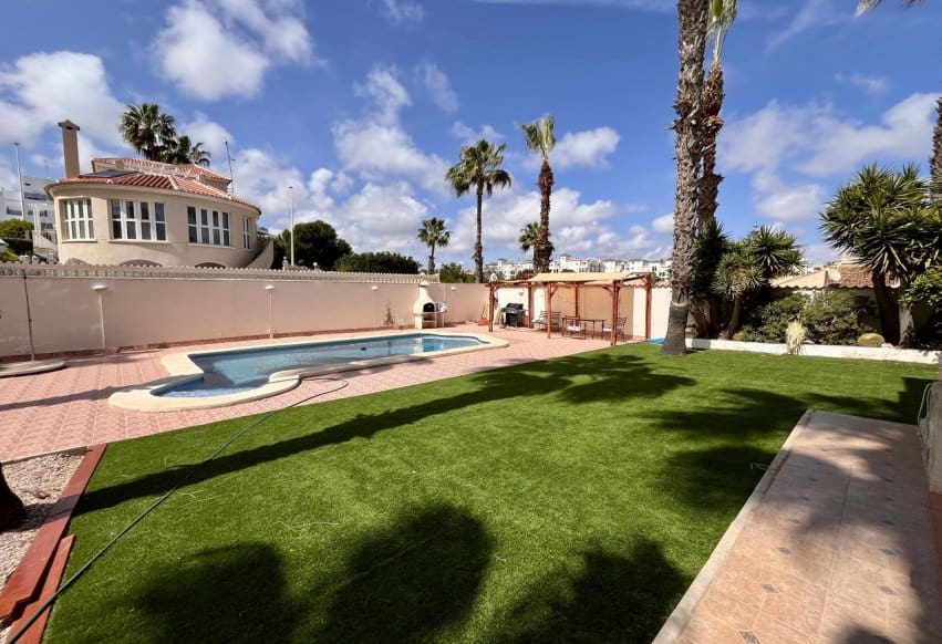 5 soveværelse Villa til salg i La Zenia med swimmingpool - € 600.000 (Ref: 9293690)