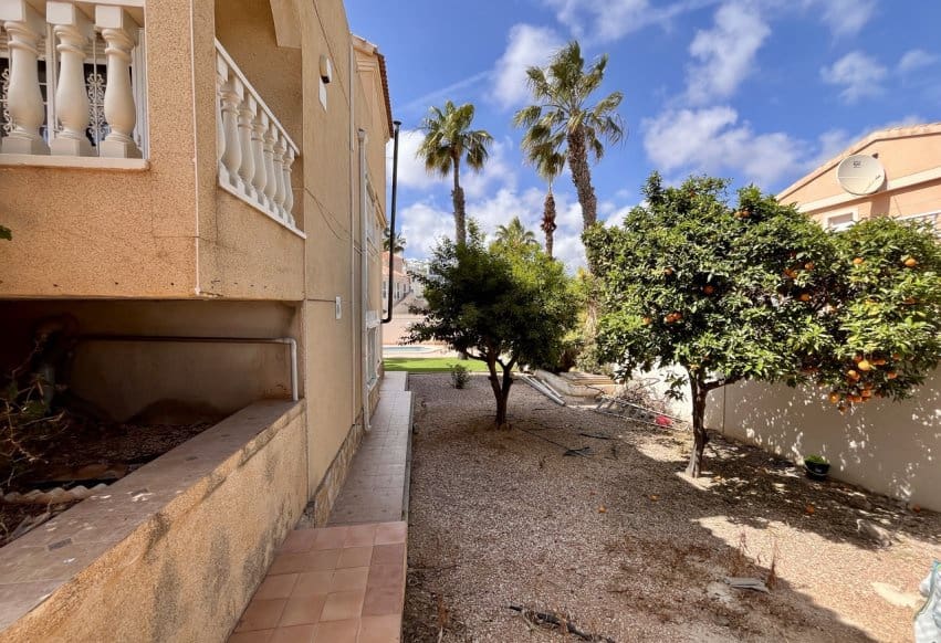 5 soveværelse Villa til salg i La Zenia med swimmingpool - € 600.000 (Ref: 9293690)