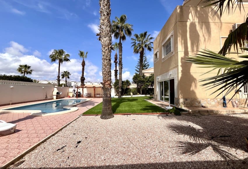 5 soveværelse Villa til salg i La Zenia med swimmingpool - € 600.000 (Ref: 9293690)