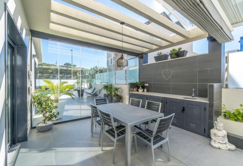 3 bedroom Villa for sale in Campoamor with pool - € 1,250,000 (Ref: 9293708)