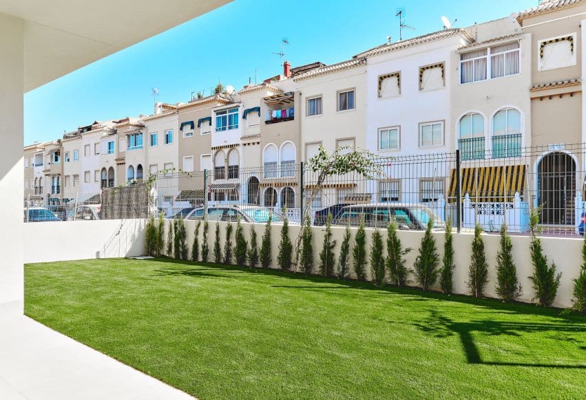 2 soveværelse Bungalow til salg i Torrevieja med swimmingpool - € 380.000 (Ref: 9293720)