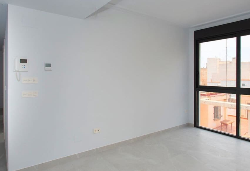 Ático de 2 habitaciones en Torrevieja en venta con piscina - 300.000 € (Ref: 9293735)