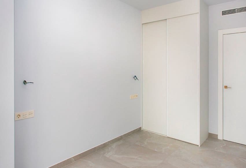 Ático de 2 habitaciones en Torrevieja en venta con piscina - 300.000 € (Ref: 9293735)