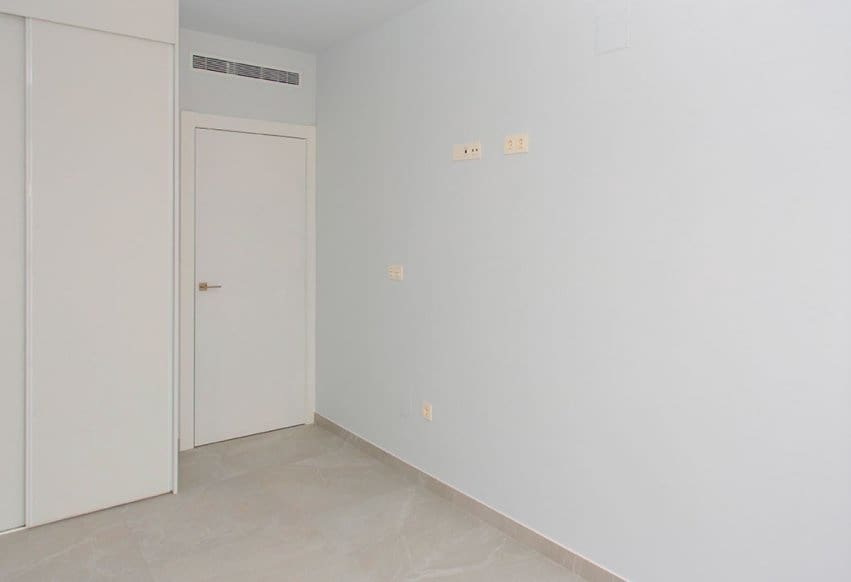 Ático de 2 habitaciones en Torrevieja en venta con piscina - 300.000 € (Ref: 9293735)