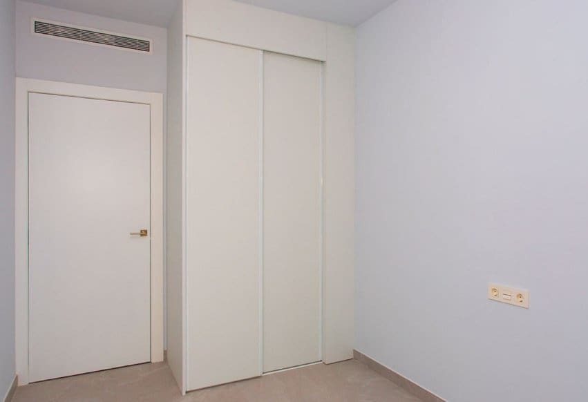 Ático de 2 habitaciones en Torrevieja en venta con piscina - 300.000 € (Ref: 9293735)