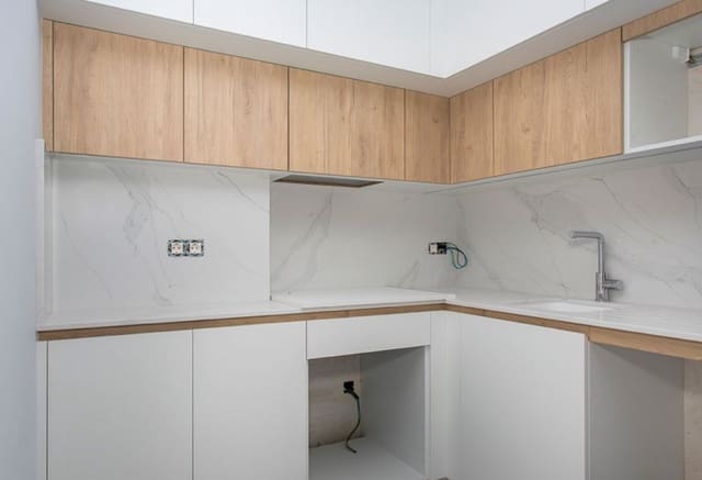 Ático de 2 habitaciones en Las Piscinas Naturales, Torrevieja en venta con piscina - 300.000 € (Ref: 9293735)