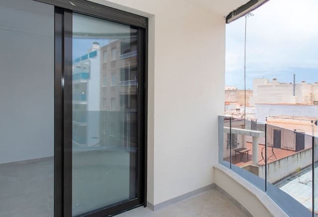 Ático de 2 habitaciones en Las Piscinas Naturales, Torrevieja en venta con piscina - 300.000 € (Ref: 9293735)