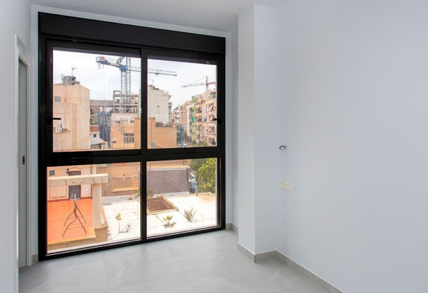 Ático de 2 habitaciones en Torrevieja en venta con piscina - 300.000 € (Ref: 9293735)