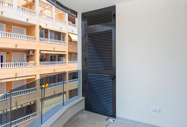 Ático de 2 habitaciones en Las Piscinas Naturales, Torrevieja en venta con piscina - 300.000 € (Ref: 9293735)