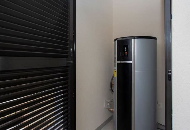 Ático de 2 habitaciones en Las Piscinas Naturales, Torrevieja en venta con piscina - 300.000 € (Ref: 9293735)